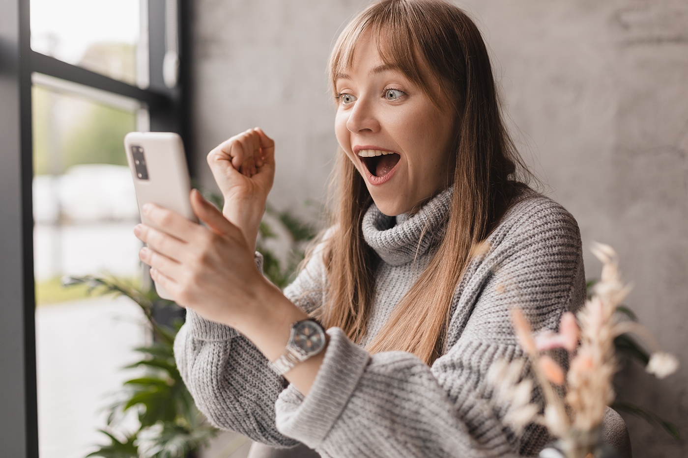 スマホを見て喜ぶ人の様子